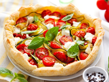 Тарт с домати, тиквички и червен лук - снимка на рецептата